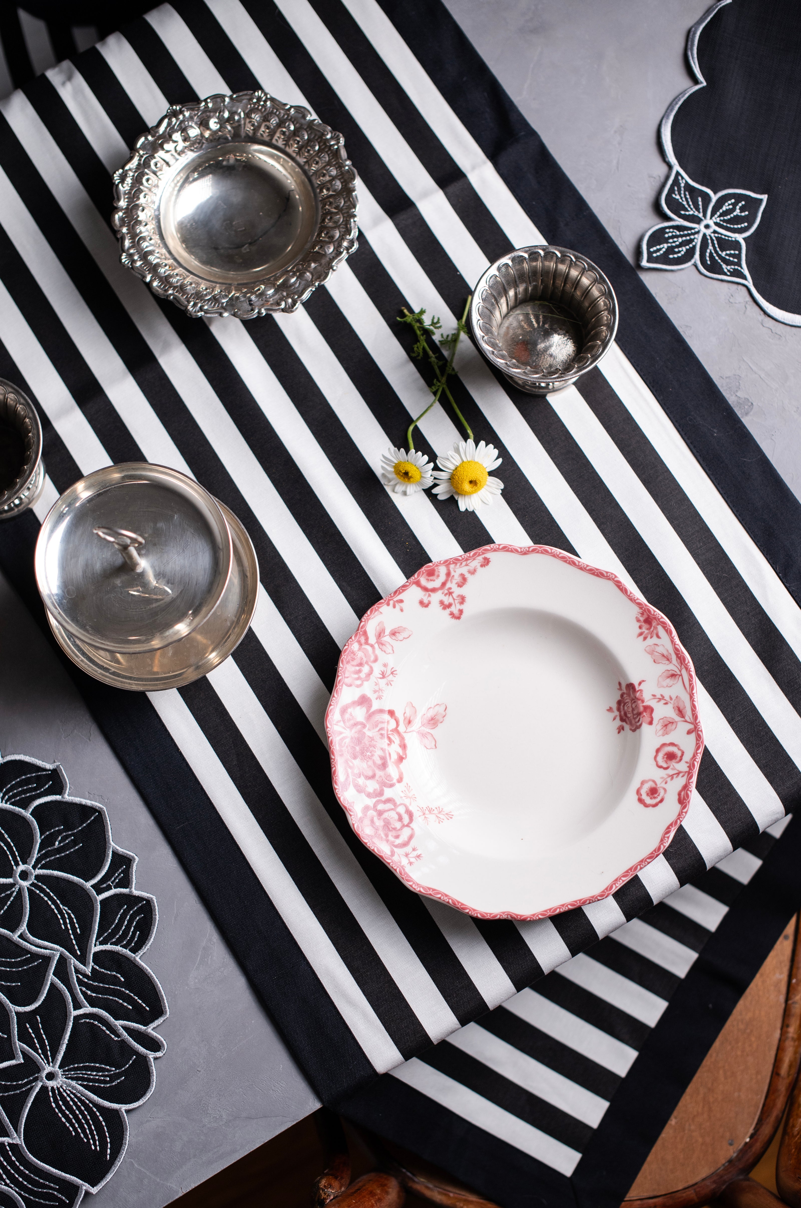 Black Line Runner - LEA Home Stories International