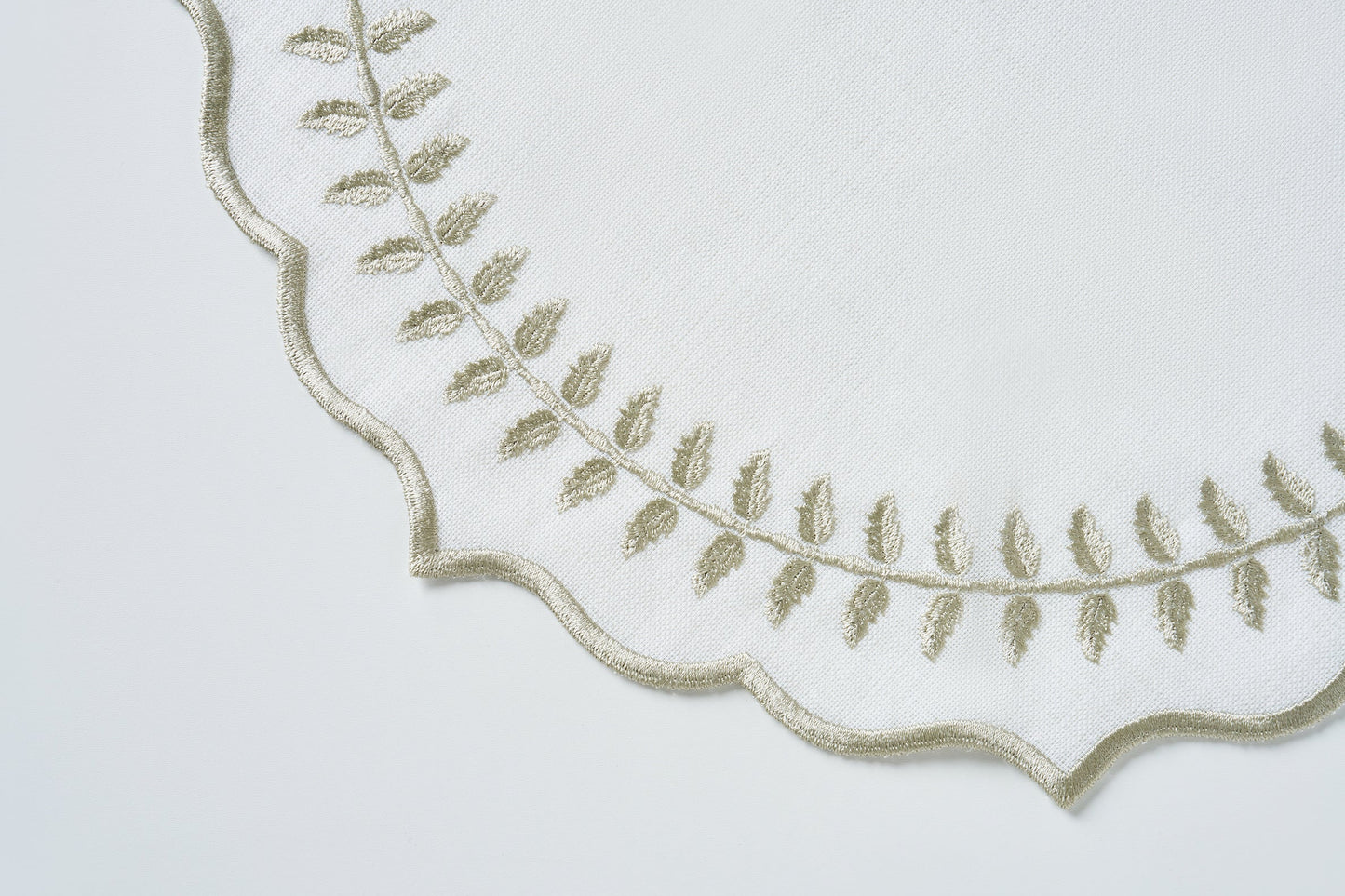 Leaf Light Round Placemat - LEA Home Stories International